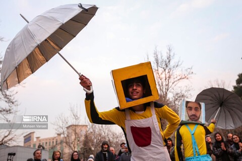 اجراهای خیابانی در محوطه تئاتر شهر