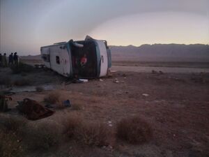 واژگونی اتوبوس در یزد ۱۳ زخمی بر جا گذاشت