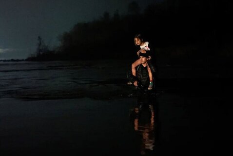 عبور پناهجویان از رود مرزی ریوگرانده برای ورود به خاک ایالات متحده آمریکا